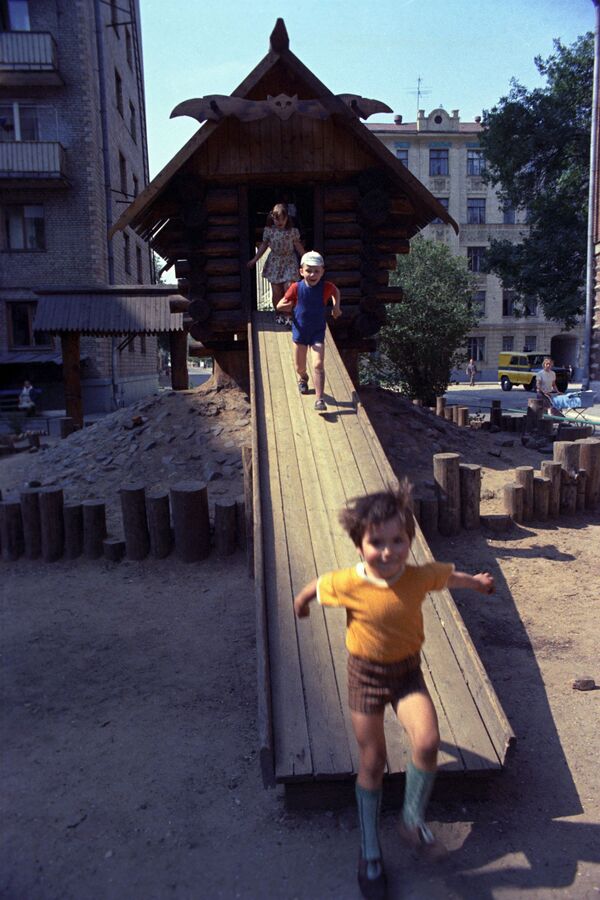 На детской площадке в Москве. 1975 год - Sputnik Молдова