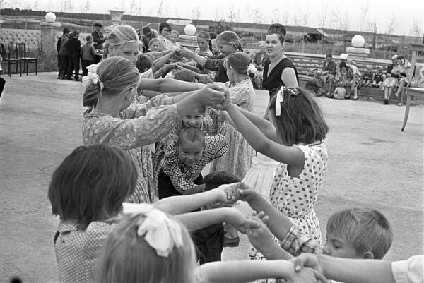 Игра в ручеек. 1965 год - Sputnik Молдова