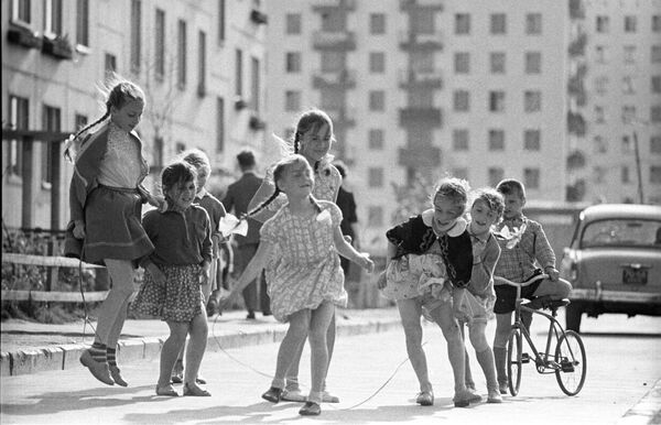 Дети во дворе дома. Москва, 1966 год - Sputnik Молдова