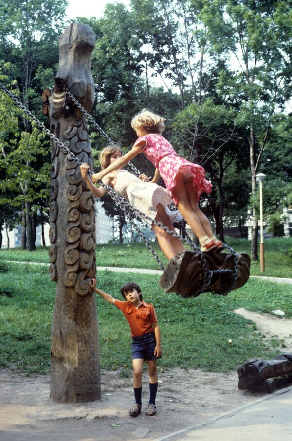 Девочки качаются на качелях на детской площадке. 1986 год - Sputnik Молдова