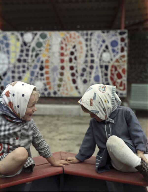 Подружки в песочнице. 1973 год - Sputnik Молдова