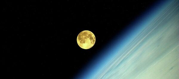 Фотография Луны во время суперлуния, сделанная космонавтом Олегом Артемьевым с МКС - Sputnik Moldova