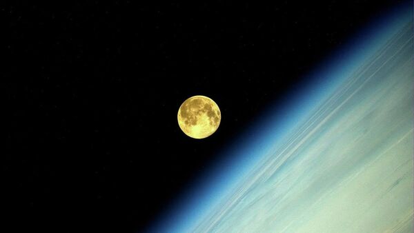 Фотография Луны во время суперлуния, сделанная космонавтом Олегом Артемьевым с МКС - Sputnik Молдова