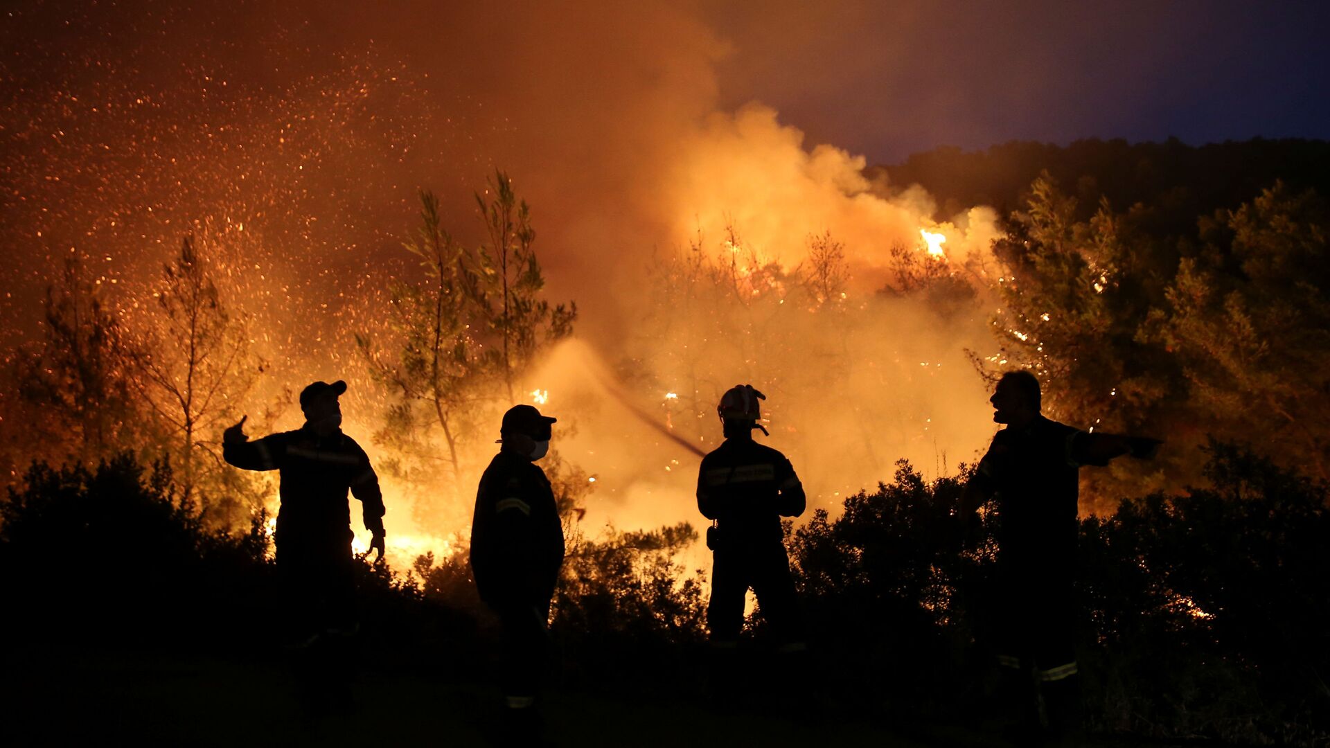 Pompierii încearcă să stingă un incendiu de vegetație în apropierea satului Makrimalli de pe insula Evia, Grecia - Sputnik Moldova-România, 1920, 20.05.2021