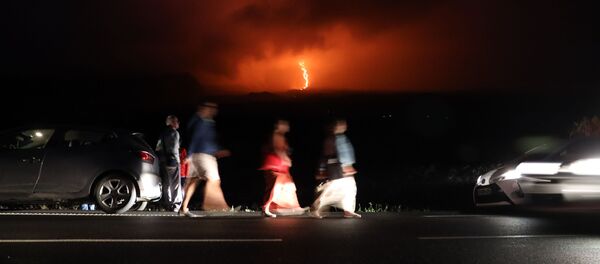 Люди наблюдают за извержением вулкана Питон-де-ла-Фурнез на острове Реюньон Люди наблюдают за извержением вулкана Питон-де-ла-Фурнез на острове Реюньон - Sputnik Молдова