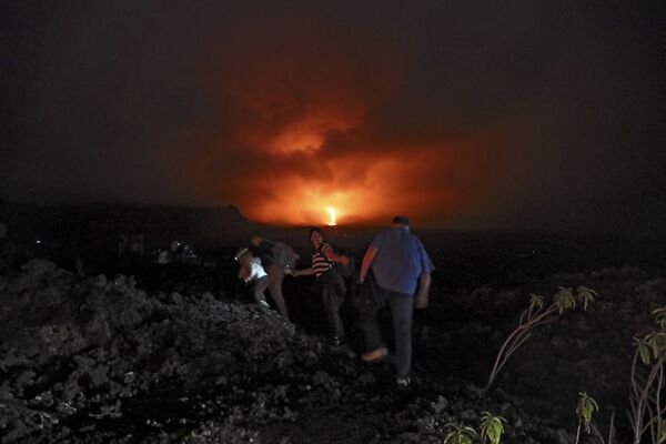 Люди наблюдают за извержением вулкана Питон-де-ла-Фурнез на острове Реюньон  - Sputnik Молдова