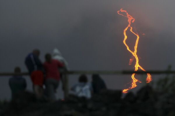 Люди наблюдают за извержением вулкана Питон-де-ла-Фурнез на острове Реюньон  - Sputnik Молдова