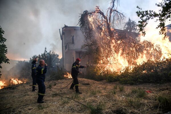 Пожарные тушат огонь, угрожающий деревне Кондодеспоти на греческом острове Эвбея - Sputnik Moldova-România