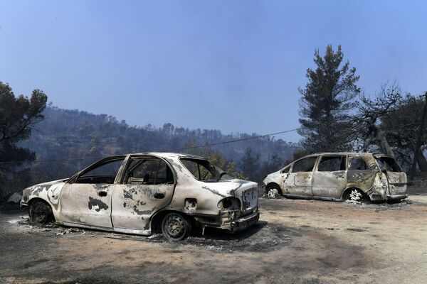 Автомобили, сгоревшие во время лесных пожаров на греческом острове Эвиа  - Sputnik Moldova-România