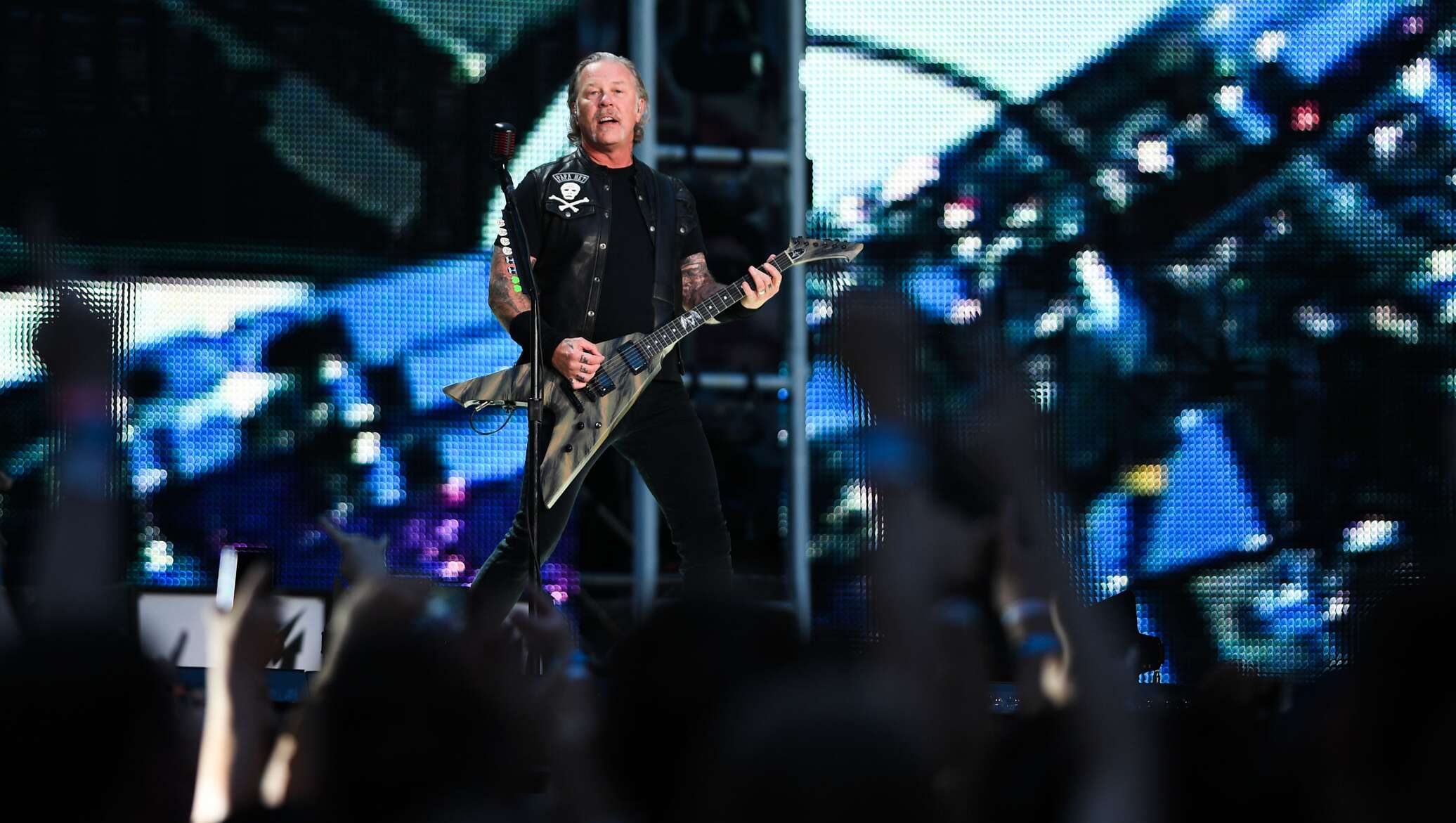 Офицеры в исполнении группы металлика. Metallica WORLDWIRED Tour 2019 Лужники. Металлика концерт в Москве 2019. Концерт металлика в Москве в Лужниках 2019. Концерт группы Metallica в Москве.