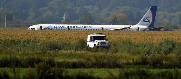 Самолет А-321 с пассажирами на борту совершил жесткую посадку в Подмосковье - Sputnik Moldova-România