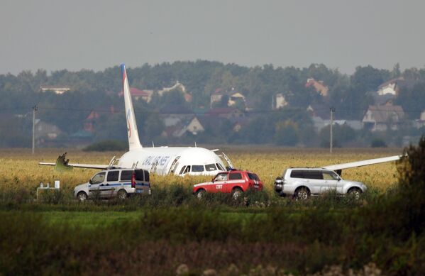 Самолет А-321 с пассажирами на борту совершил жесткую посадку в Подмосковье - Sputnik Молдова