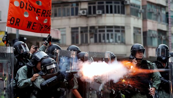 Полиция Гонконга применяет слезоточивый газ для разгона протестующих - Sputnik Moldova-România