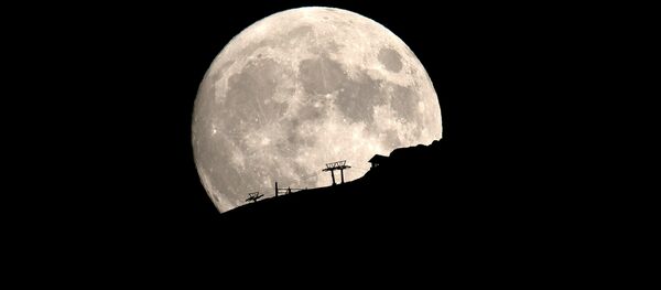 Горнолыжный подъемник на фоне полнолуния в районе греческого горного хребта Хелмос Горнолыжный подъемник на фоне полнолуния в районе греческого горного хребта Хелмос - Sputnik Молдова