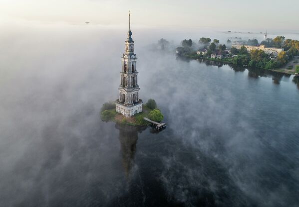 Затопленная водами Угличского водохранилища колокольня Никольского собора в городе Калязин Тверской области - Sputnik Молдова