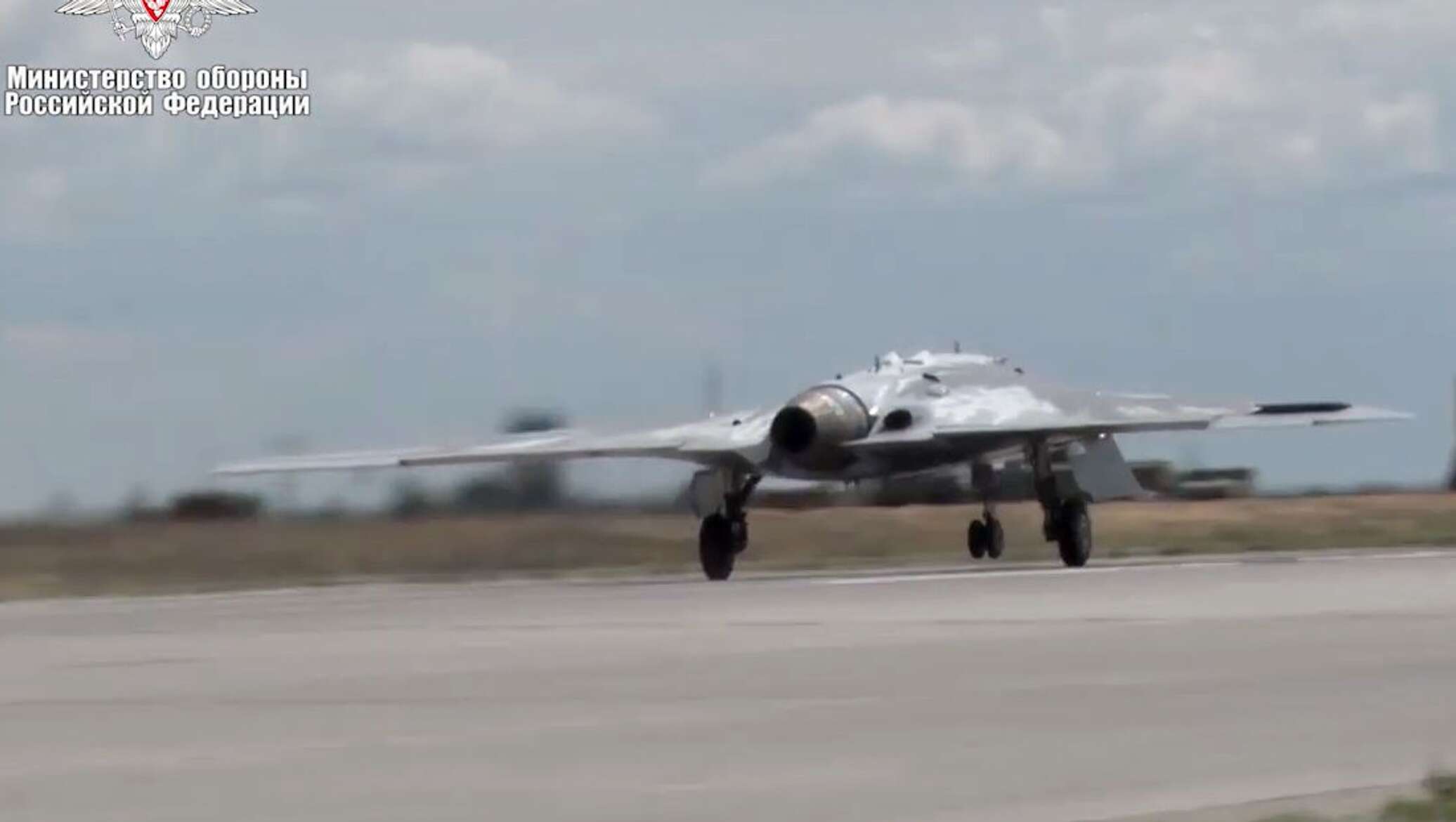 Дрон охотник. Дрон с-70 охотник. Ударный беспилотник охотник КБ сухого. Бла с-70 охотник. Тяжёлый ударный БПЛА С-70 «охотник» ВКС России..