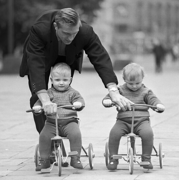 Отец учит детей-близнецов кататься на трехколесных велосипедах. 1968 год - Sputnik Moldova-România