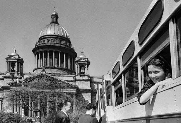 Туристы на экскурсии в Ленинграде, 1952 год - Sputnik Moldova-România