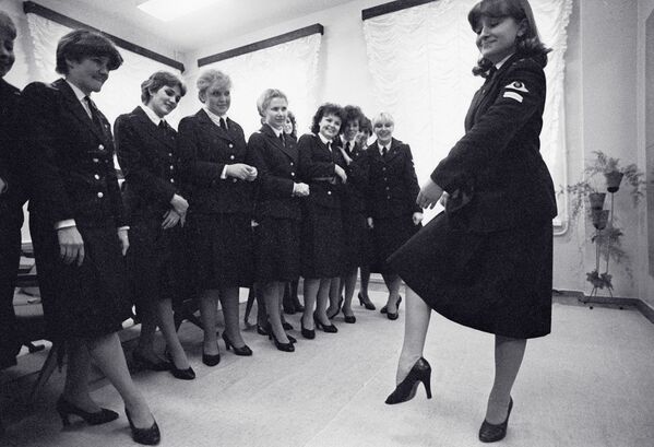 Стюардессы на танцевальных занятиях в Ленинградском авиатехническом училище гражданской авиации, 1984 год - Sputnik Moldova-România