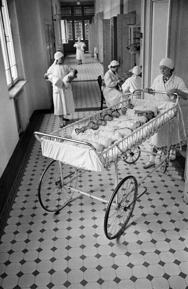 Время кормления новорожденных в одном из родильных домов Москвы, 1955 год - Sputnik Moldova-România