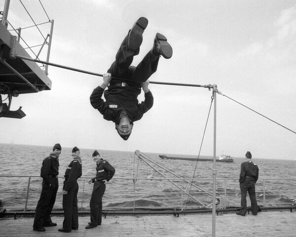 Воспитанники Военно-морского нахимовского училища занимаются спортом на палубе, 1988 год - Sputnik Moldova-România