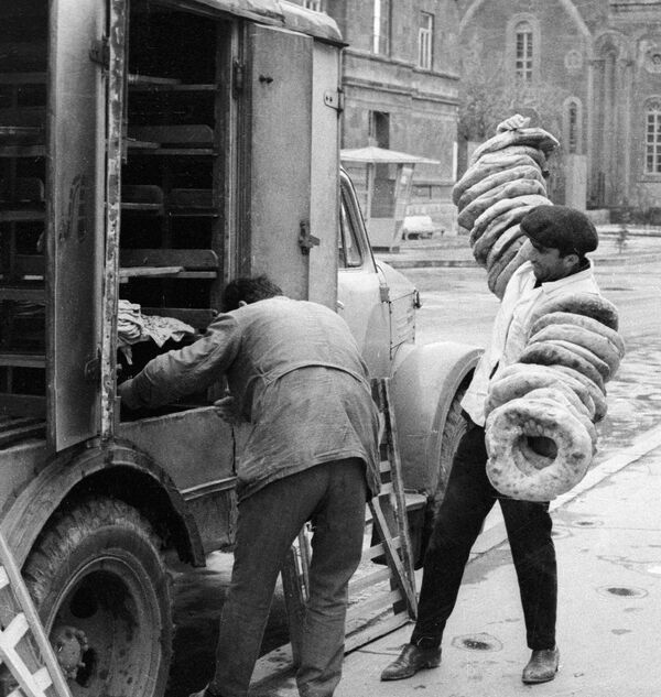 Работники одной из булочных Ленинакана выгружают свежие чуреки из хлебного фургона, 1968 год - Sputnik Moldova-România