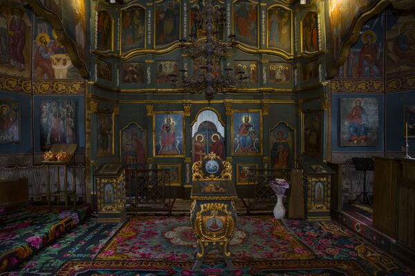 Altarul din Biserica de Lemn „Adormirea Maicii Domnului”. - Sputnik Moldova