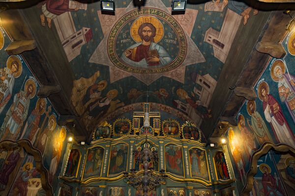 Așa arată biserica de lemn „Adormirea Maicii Domnului” în interior. - Sputnik Moldova