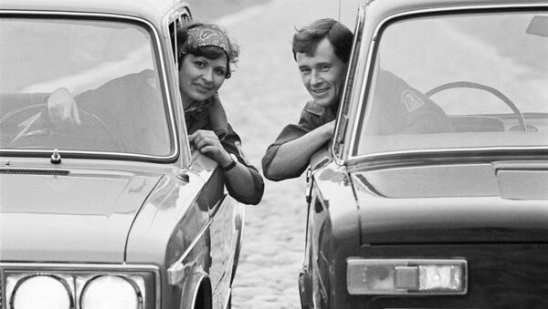 Un bărbat și o femeie în automobilul VAZ. 1971 - Sputnik Moldova