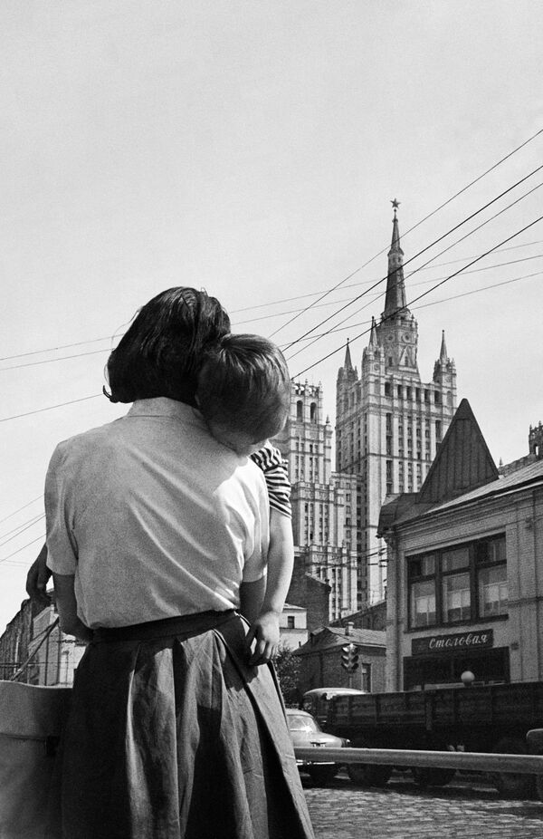 Un băiețel în brațele mamei, pe una din străzile din Moscova. 1963 - Sputnik Moldova