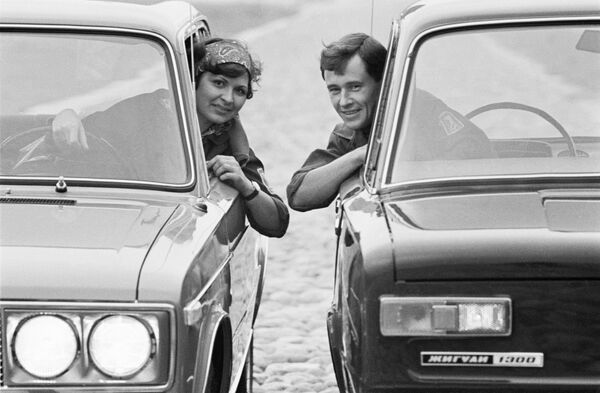 Un bărbat și o femeie în automobilul VAZ. 1971 - Sputnik Moldova