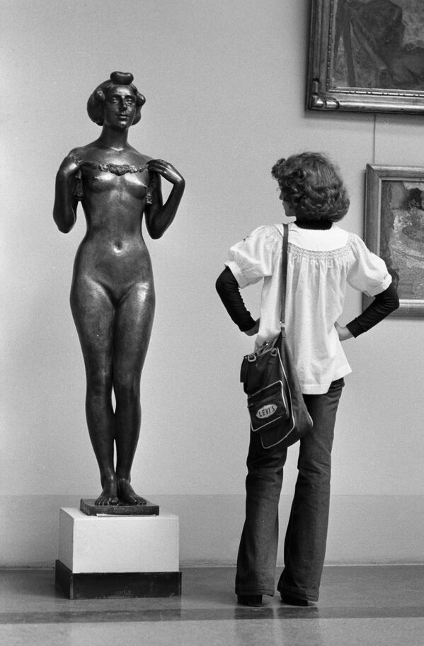 Sculptura în bronz a unei femei, realizată de Aristide Maillol, Muzeul de Stat al Artelor Plastice A. S. Pușkin, 1979 - Sputnik Moldova