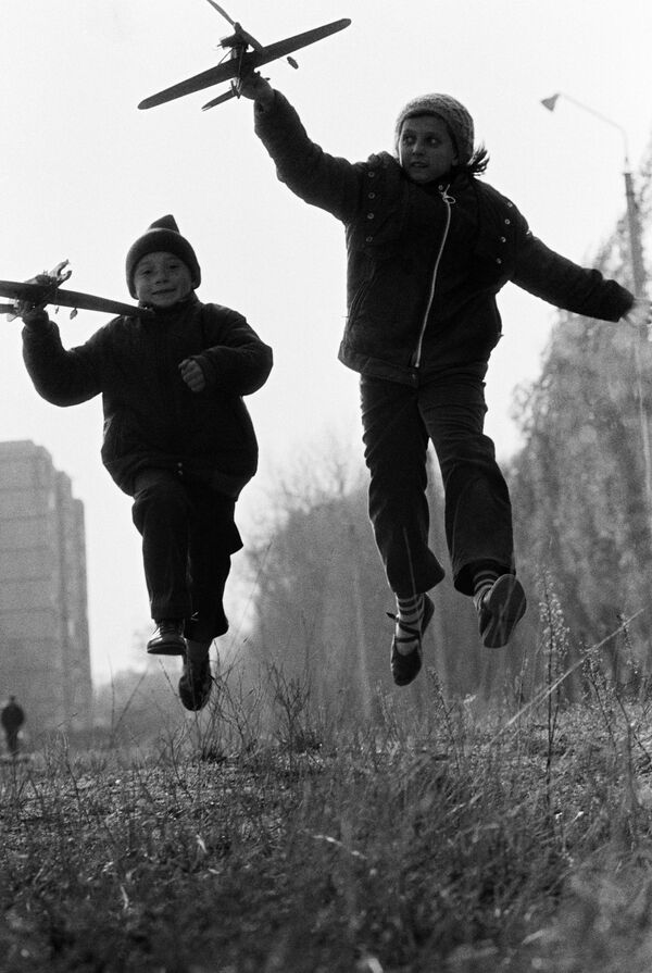 Copiii se joacă cu avioane, 1988 - Sputnik Moldova