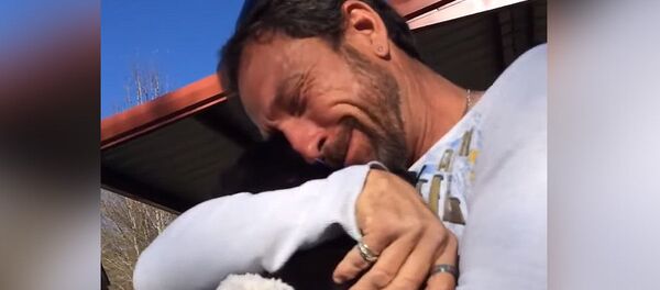 Пользователей Сети растрогала реакция мужчины на подаренного щенка - Sputnik Молдова