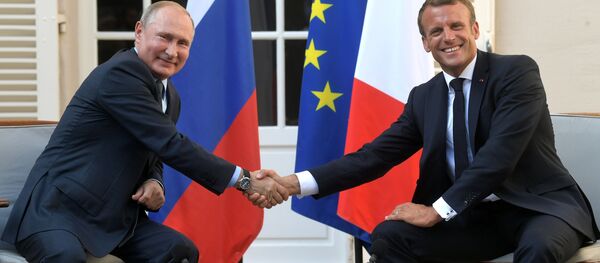 Президент РФ Владимир Путин и президент Франции Франсуа Макрон во время встречи на юге Франции - Sputnik Молдова