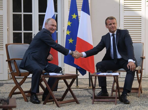 Президент РФ Владимир Путин и президент Франции Эммануэль Макрон во время встречи в резиденции президента Франции Форт Брегансон - Sputnik Молдова