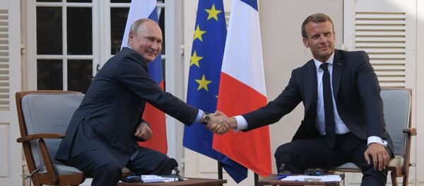 Президент РФ Владимир Путин и президент Франции Эммануэль Макрон во время встречи в резиденции президента Франции Форт Брегансон - Sputnik Moldova-România