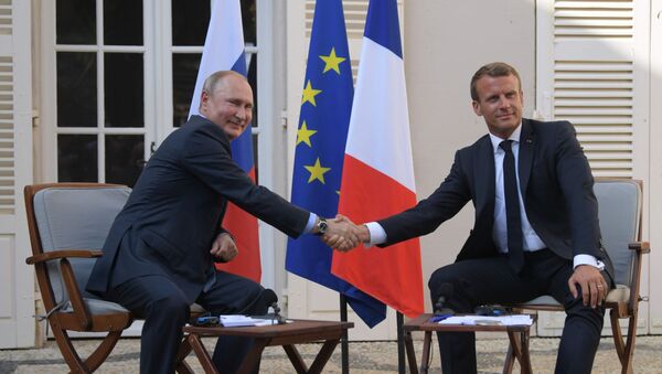 Президент РФ Владимир Путин и президент Франции Эммануэль Макрон во время встречи в резиденции президента Франции Форт Брегансон - Sputnik Moldova-România