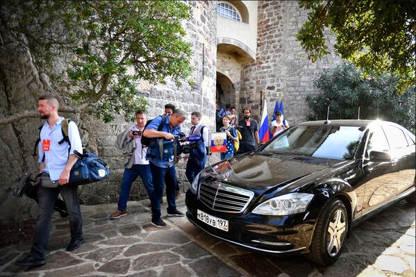 Журналисты снимают приезд президента России Владимира Путина в резиденцию президента Франции Форт Брегансон - Sputnik Молдова