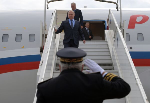Президент РФ Владимир Путин во время церемонии встречи в аэропорту Марселя - Sputnik Молдова