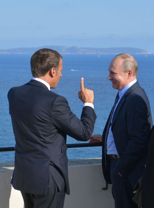 Президент Франции Эммануэль Макрон и президент РФ Владимир Путин во время встречи в резиденции президента Франции Форт Брегансон - Sputnik Молдова