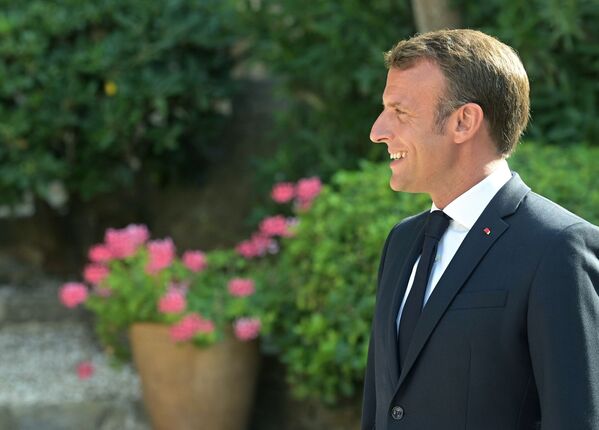 Президент Франции Эммануэль Макрон перед встречей с президентом РФ Владимиром Путиным в резиденции президента Франции Форт Брегансон - Sputnik Молдова