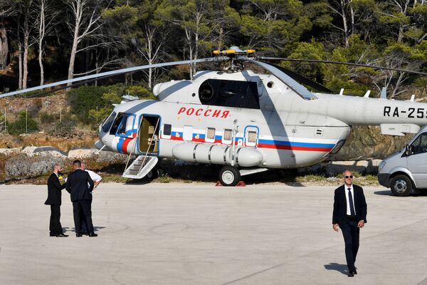 Вертолет российской делегации у резиденции президента Франции Форт Брегансон - Sputnik Молдова