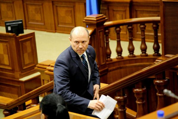 Также в октябре парламент вынес вотум недоверия правительству Валерия Стрельца. - Sputnik Молдова