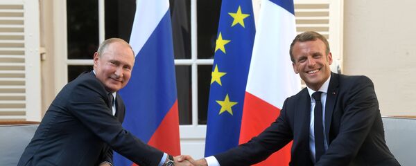Президент РФ Владимир Путин и президент Франции Франсуа Макрон во время встречи на юге Франции - Sputnik Moldova-România