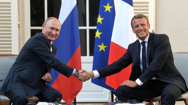 Președintele Federației Ruse, Vladimir Putin, și președintele Franșei, Emmanuel Macron: o strângere de mână - Sputnik Moldova
