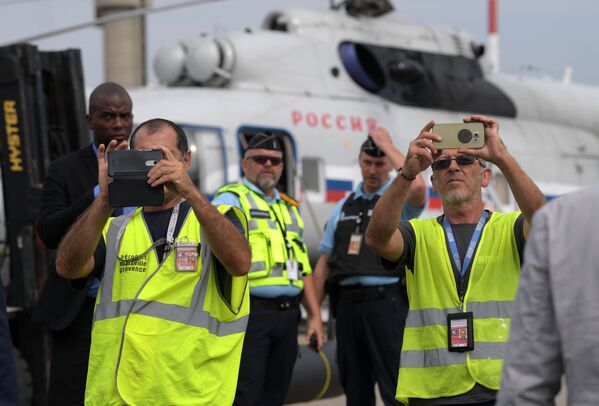 Angajații aeroportului Marsilia fotografiază cu smartfoanele ceremonia de întâmpinare a președintelui Federației Ruse - Sputnik Moldova