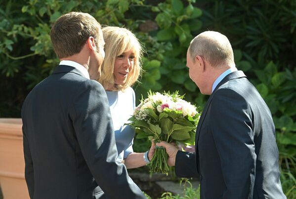 Un buchet de flori pentru soția președintelui Franței - Sputnik Moldova