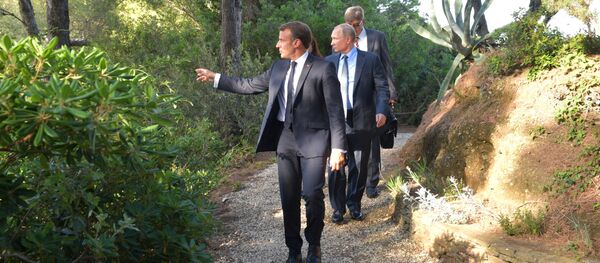 Президент РФ Владимир Путин и президент Франции Эммануэль Макрон во время встречи в резиденции президента Франции Форт Брегансон Президент РФ Владимир Путин и президент Франции Эммануэль Макрон во время встречи в резиденции президента Франции Форт Брегансон - Sputnik Молдова