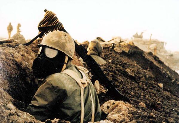 Иранский солдат в противогазе во время Ирано-иракской войны  - Sputnik Moldova-România